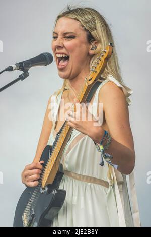 Glastonbury, Großbritannien. 24.. Juni 2022. Wolf Alice spielt die Pyramid Stage - das Glastonbury Festival 50. 2022, Worthy Farm. Kredit: Guy Bell/Alamy Live Nachrichten Stockfoto