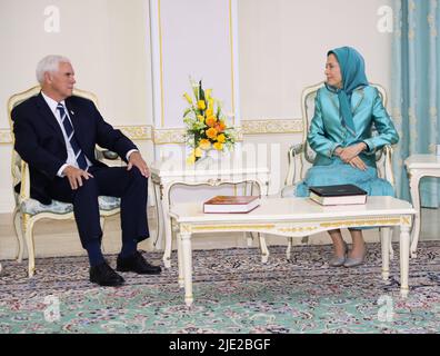 Manez, Albanien. 23.. Juni 2022. Die designierte Präsidentin des Nationalen Widerstandsrates des Iran (NCRI), Maryam Rajavi, trifft sich mit Mike Pence, dem US-Vizepräsidenten von 48.. Es wurden Meinungen über die objektiven Bedingungen in der iranischen Gesellschaft, die NCRI-Alternative und den Ansatz der internationalen Gemeinschaft gegenüber dem religiösen Faschismus, der den Iran regiert, ausgetauscht. (Foto von Siavosh Hosseini/SOPA Images/Sipa USA) Quelle: SIPA USA/Alamy Live News Stockfoto