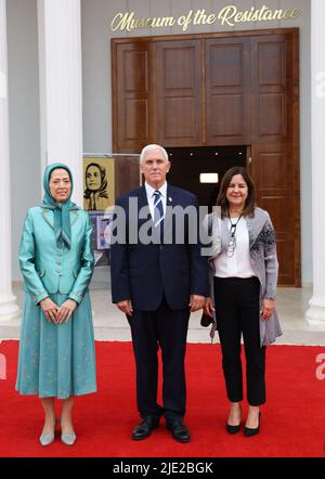 Manez, Albanien. 23.. Juni 2022. Die designierte NCRI-Präsidentin Maryam Rajavi begrüßt Ashraf3 Vizepräsident Mike Pence und Karen Pence, Heimat Tausender Mitglieder der wichtigsten iranischen Oppositionsbewegung, der Mujahedin-e Khalq (PMOI/MEK). Es wurden Meinungen über die objektiven Bedingungen in der iranischen Gesellschaft ausgetauscht, Die NCRI-Alternative und der Ansatz der internationalen Gemeinschaft gegenüber dem religiösen Faschismus, der den Iran regiert. (Foto von Siavosh Hosseini/SOPA Images/Sipa USA) Quelle: SIPA USA/Alamy Live News Stockfoto