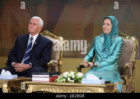 Manez, Albanien. 23.. Juni 2022. Vizepräsident Mike Pence und die designierte NCRI-Präsidentin Maryam Rajavi bei einem Treffen der Bewohner von Ashraf 3, in dem Tausende von Mitgliedern der wichtigsten iranischen Oppositionsbewegung, der Mujahedin-e Khalq (PMOI/MEK), leben, wurden Meinungen über die objektiven Bedingungen in der iranischen Gesellschaft ausgetauscht. Die NCRI-Alternative und der Ansatz der internationalen Gemeinschaft gegenüber dem religiösen Faschismus, der den Iran regiert. (Foto von Siavosh Hosseini/SOPA Images/Sipa USA) Quelle: SIPA USA/Alamy Live News Stockfoto