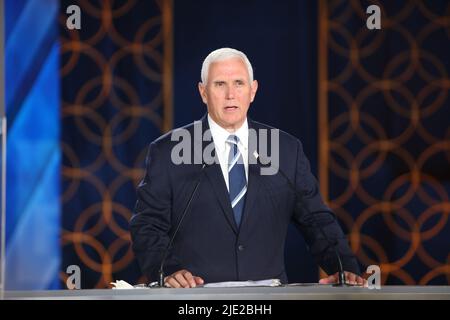 Manez, Albanien. 23.. Juni 2022. Vizepräsident Mike Pence spricht bei einem Treffen in Ashraf 3, wo Tausende von Mitgliedern der wichtigsten iranischen Oppositionsbewegung, der Mujahedin-e Khalq (PMOI/MEK), zusammentreffen. Es wurden Meinungen über die objektiven Bedingungen in der iranischen Gesellschaft, die NCRI-Alternative und den Ansatz der internationalen Gemeinschaft gegenüber dem religiösen Faschismus, der den Iran regiert, ausgetauscht. (Foto von Siavosh Hosseini/SOPA Images/Sipa USA) Quelle: SIPA USA/Alamy Live News Stockfoto