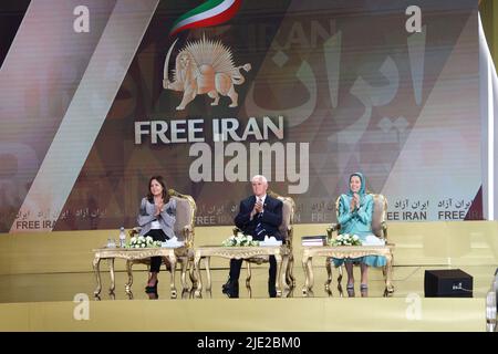 Manez, Albanien. 23.. Juni 2022. Karen Pence, Vizepräsident Mike Pence und die designierte NCRI-Präsidentin Maryam Rajavi bei einem Treffen der Bewohner von Ashraf 3, in dem Tausende von Mitgliedern der wichtigsten iranischen Oppositionsbewegung, der Mujahedin-e Khalq (PMOI/MEK), leben, wurden Meinungen über die objektiven Bedingungen in der iranischen Gesellschaft ausgetauscht. Die NCRI-Alternative und der Ansatz der internationalen Gemeinschaft gegenüber dem religiösen Faschismus, der den Iran regiert. (Foto von Siavosh Hosseini/SOPA Images/Sipa USA) Quelle: SIPA USA/Alamy Live News Stockfoto