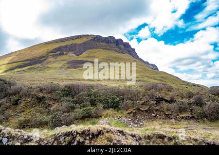 Torfschnitt zwischen Benbulbin und Benwiskin in der Grafschaft Sligo - Donegal. Stockfoto