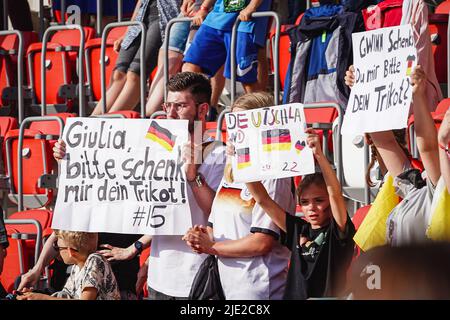 Erfurt, Deutschland. 24.. Juni 2022. Fans beim internationalen Freundschaftsspiel zwischen Deutschland und der Schweiz im Steigerwaldstadion in Erfurt. Norina Toenges/Sports Press Foto: SPP Sport Press Foto. /Alamy Live News Stockfoto