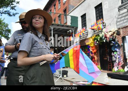 National Park Rangers besuchen am 24. Juni 2022 in New York das Stonewall National Monument Visitor Center. Stockfoto