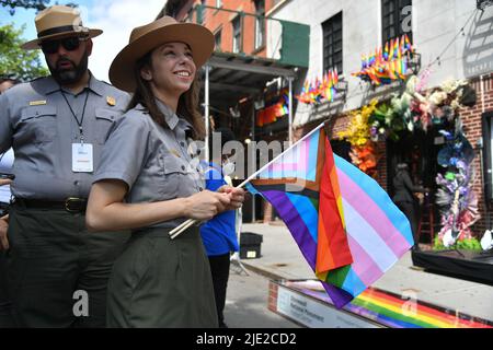 National Park Rangers besuchen am 24. Juni 2022 in New York das Stonewall National Monument Visitor Center. Stockfoto