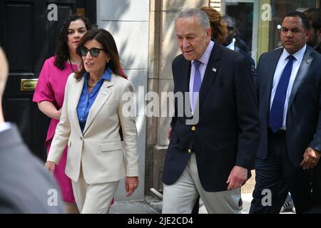 Gouverneur Kathy Hochul und Senator Chuch Schumer nehmen am 24. Juni 2022 am Spatenstich des Stonewall National Monument Visitor Center in New York Teil. Stockfoto