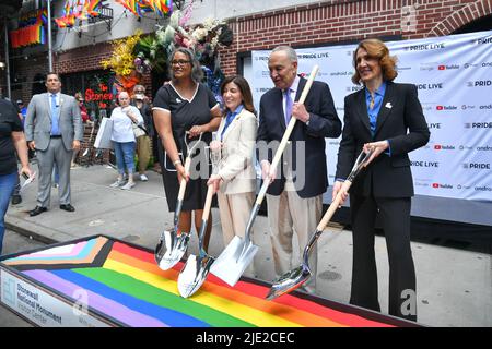 Gouverneur Kathy Hochul und Senator Chuch Schumer nehmen am 24. Juni 2022 am Spatenstich des Stonewall National Monument Visitor Center in New York Teil. Stockfoto