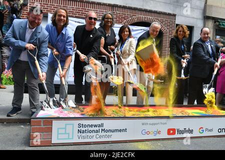 Gouverneur Kathy Hochul und Senator Chuch Schumer nehmen am 24. Juni 2022 am Spatenstich des Stonewall National Monument Visitor Center in New York Teil. Stockfoto