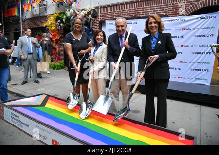 Gouverneur Kathy Hochul und Senator Chuch Schumer nehmen am 24. Juni 2022 am Spatenstich des Stonewall National Monument Visitor Center in New York Teil. Stockfoto