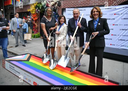 Gouverneur Kathy Hochul und Senator Chuch Schumer nehmen am 24. Juni 2022 am Spatenstich des Stonewall National Monument Visitor Center in New York Teil. Stockfoto