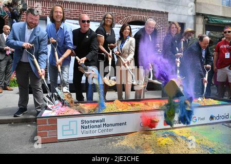 Gouverneur Kathy Hochul und Senator Chuch Schumer nehmen am 24. Juni 2022 am Spatenstich des Stonewall National Monument Visitor Center in New York Teil. Stockfoto