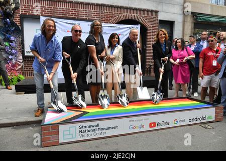 Gouverneur Kathy Hochul und Senator Chuch Schumer nehmen am 24. Juni 2022 am Spatenstich des Stonewall National Monument Visitor Center in New York Teil. Stockfoto