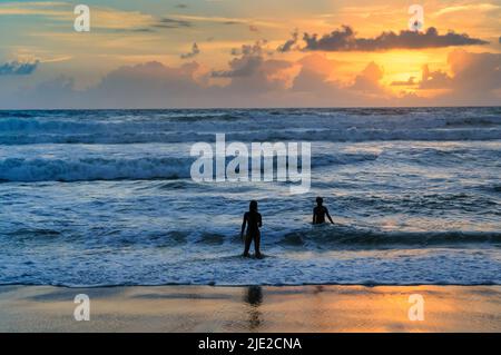 Sonnenuntergang und raue Wellen Hourtin Plage, Gironde, Südwest-Frankreich Stockfoto