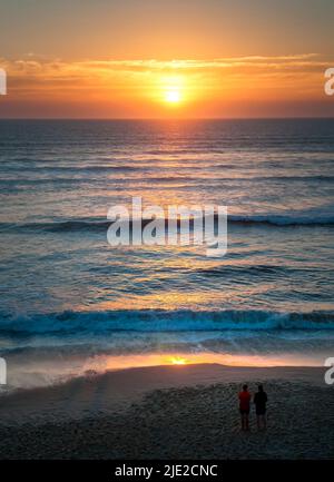 Den Sonnenuntergang beobachten Hourtin Plage, Gironde, Südwestfrankreich Stockfoto