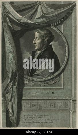 Portrait Martin Bucer, Martin Bucer, auch Martin Butzer oder Martinus Buccer genannt (Sélestat (Elsass), 11. November 1491 - Cambridge (England), 1. März 1551) war ein deutscher, protestantischer Theologe und Reformer (Kirchenreformer). Er gilt als der Reformator von Straßburg und dem Elsass. Büste nach links im runden Rahmen unter Draperie. Der Rahmen steht auf einer Steintafel mit einem vierzeiligen Vers in französischer Sprache., Druckerei: Gerard Valck, (erwähnt auf Objekt), nach Malerei von: Adriaen van der Werff, (erwähnt auf Objekt), nach c. 1680 - c. 1725, Papier, Gravur, Höhe 309 mm × Breite 186 mm Stockfoto