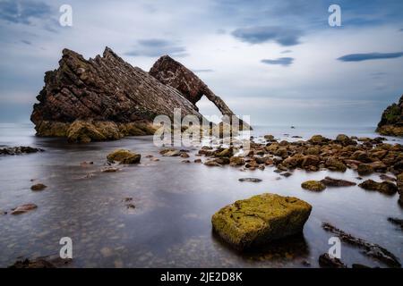 Blick auf den Bow Fiddle Rock in der Nähe von Portknockie an der Küste Nordschottlands Stockfoto