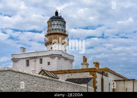 Fraserburgh, Großbritannien - 24. Juni 2022: Blick auf den historischen Leuchtturm von Kinnaird Head Castle im Norden Schottlands Stockfoto