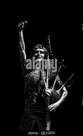 Kirriemuir, Großbritannien - 23. Juni 2022: Ansicht der Bon Scott-Gedenkstatue in Kirriemuir isoliert auf schwarzem Hintergrund Stockfoto