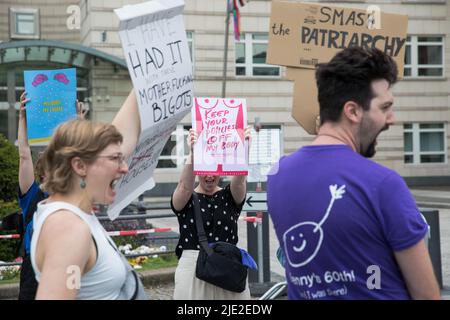 Berlin, Deutschland. 24.. Juni 2022. Am 24. Juni 2022 versammelten sich Demonstranten vor der US-Botschaft in Berlin, nach dem historischen Umstürzen von Roe v. Wade und der verfassungsrechtlichen Garantie für Abtreibungsrechte in den Vereinigten Staaten. Die Demonstranten skandierten Meinen Körper, meine Wahl. (Bild: © Michael Kuenne/PRESSCOV über ZUMA Press Wire) Stockfoto