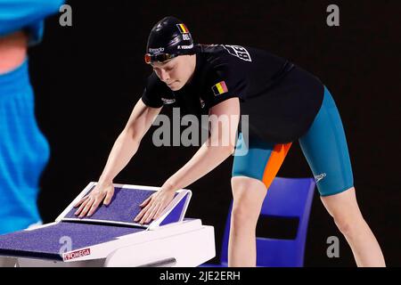 Der Belgier Fleur Vermeiren bereitet sich auf das Halbfinale der Breastroke-Frauen 50m bei den Schwimmweltmeisterschaften in Budapest, Ungarn, am Freitag, 24. Juni 2022 vor. Die FINA World Championships 19. finden vom 18. Juni bis 03. Juli 2022 statt. BELGA FOTO NIKOLA KRSTIC Stockfoto