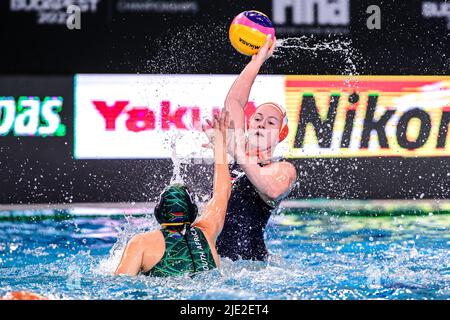 DEBRECEN, UNGARN - 24. JUNI: Hanna Muller aus Südafrika, Nina ten Broek aus den Niederlanden während der FINA World Championships Budapest 2022 Spiel zwischen den Niederlanden und Südafrika am 24. Juni 2022 in Debrecen, Ungarn (Foto: Albert ten Hove/Orange Picts) KNZB Stockfoto