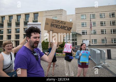 Berlin, Deutschland. 24.. Juni 2022. Am 24. Juni 2022 versammelten sich Demonstranten vor der US-Botschaft in Berlin, nach dem historischen Umstürzen von Roe v. Wade und der verfassungsrechtlichen Garantie für Abtreibungsrechte in den Vereinigten Staaten. Die Demonstranten skandierten Meinen Körper, meine Wahl. (Bild: © Michael Kuenne/PRESSCOV über ZUMA Press Wire) Stockfoto