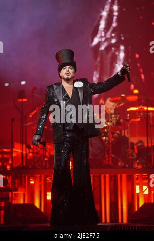 Berlin, Deutschland. 24.. Juni 2022. Sänger Adam Lambert tritt während des Eröffnungskonzerts der Europa-Tournee von Queen Adam Lambert auf der Bühne der Mercedes-Benz Arena auf. Quelle: Jörg Carstensen/dpa/Alamy Live News Stockfoto