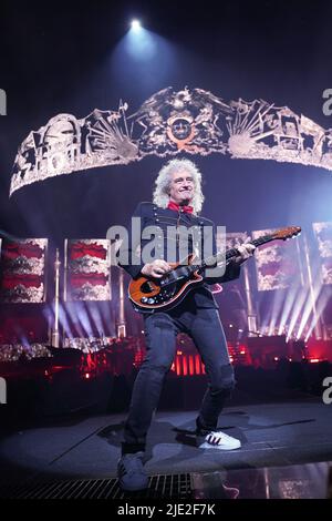 Berlin, Deutschland. 24.. Juni 2022. Gitarrist Brian May tritt während des Eröffnungskonzerts der Europa-Tournee von Queen Adam Lambert auf der Bühne der Mercedes-Benz Arena auf. Quelle: Jörg Carstensen/dpa/Alamy Live News Stockfoto