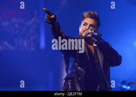 Berlin, Deutschland. 24.. Juni 2022. Sänger Adam Lambert tritt während des Eröffnungskonzerts der Europa-Tournee von Queen Adam Lambert auf der Bühne der Mercedes-Benz Arena auf. Quelle: Jörg Carstensen/dpa/Alamy Live News Stockfoto