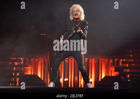 Berlin, Deutschland. 24.. Juni 2022. Gitarrist Brian May tritt während des Eröffnungskonzerts der Europa-Tournee von Queen Adam Lambert auf der Bühne der Mercedes-Benz Arena auf. Quelle: Jörg Carstensen/dpa/Alamy Live News Stockfoto