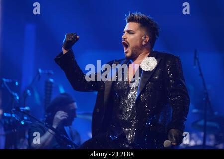 Berlin, Deutschland. 24.. Juni 2022. Sänger Adam Lambert tritt während des Eröffnungskonzerts der Europa-Tournee von Queen Adam Lambert auf der Bühne der Mercedes-Benz Arena auf. Quelle: Jörg Carstensen/dpa/Alamy Live News Stockfoto