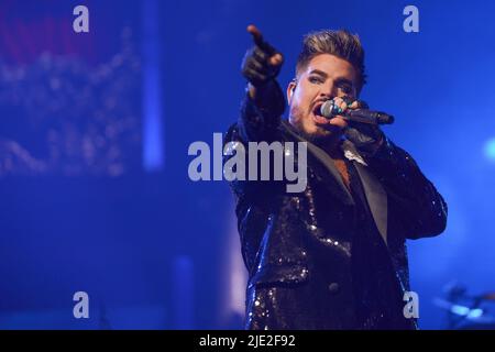 Berlin, Deutschland. 24.. Juni 2022. Sänger Adam Lambert tritt während des Eröffnungskonzerts der Europa-Tournee von Queen Adam Lambert auf der Bühne der Mercedes-Benz Arena auf. Quelle: Jörg Carstensen/dpa/Alamy Live News Stockfoto