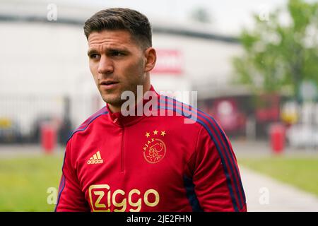 AMSTERDAM, NIEDERLANDE - 24. JUNI: Lisandro Magallan von Ajax während der ersten Trainingssaison 2022/2023 von Ajax im sportpark De Toekomst am 24. Juni 2022 in Amsterdam, Niederlande. (Foto von Joris Verwijst/Orange Picturs) Stockfoto