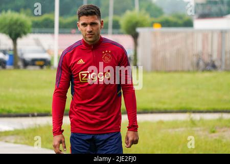 AMSTERDAM, NIEDERLANDE - 24. JUNI: Lisandro Magallan von Ajax während der ersten Trainingssaison 2022/2023 von Ajax im sportpark De Toekomst am 24. Juni 2022 in Amsterdam, Niederlande. (Foto von Joris Verwijst/Orange Picturs) Stockfoto