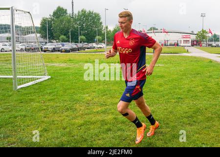 AMSTERDAM, NIEDERLANDE - 24. JUNI: Perr Schuurs von Ajax während der ersten Trainingssaison 2022/2023 von Ajax im sportpark De Toekomst am 24. Juni 2022 in Amsterdam, Niederlande. (Foto von Joris Verwijst/Orange Picturs) Stockfoto