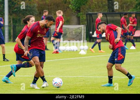 AMSTERDAM, NIEDERLANDE - 24. JUNI: Kian Fitz Jim von Ajax, Sean Klaiber von Ajax und NACI Unuvar von Ajax während der ersten Trainingssaison 2022/2023 von Ajax im sportpark De Toekomst am 24. Juni 2022 in Amsterdam, Niederlande. (Foto von Joris Verwijst/Orange Picturs) Stockfoto