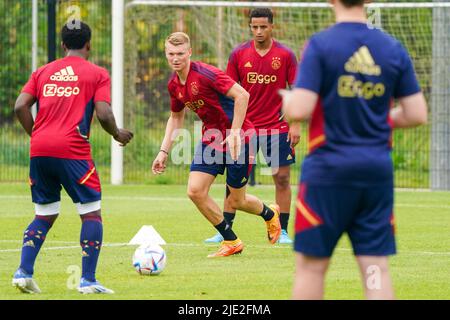 AMSTERDAM, NIEDERLANDE - 24. JUNI: Perr Schuurs von Ajax während der ersten Trainingssaison 2022/2023 von Ajax im sportpark De Toekomst am 24. Juni 2022 in Amsterdam, Niederlande. (Foto von Joris Verwijst/Orange Picturs) Stockfoto