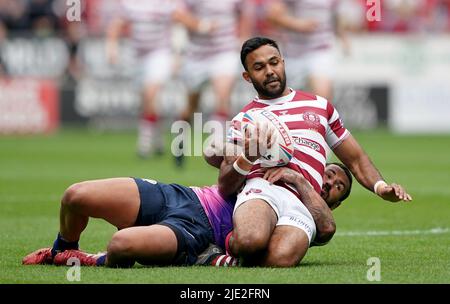 Wigan WarriorsÕ Bevan French wird von Toulouse OlympiqueÕs Nathan Peats während des Matches der Betfred Super League im DW Stadium, Wigan, angegangen. Bilddatum: Freitag, 24. Juni 2022. Stockfoto