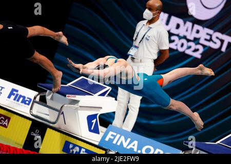 Der Belgier Fleur Vermeiren taucht im Wasser für das Breastroke Women Semifinale 50m bei den Schwimmweltmeisterschaften in Budapest, Ungarn, Freitag, 24. Juni 2022. Die FINA World Championships 19. finden vom 18. Juni bis 03. Juli 2022 statt. BELGA FOTO NIKOLA KRSTIC Stockfoto