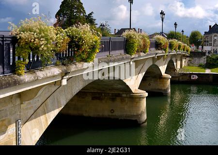Blumige Brücke und Fluss Charente in Saintes, einer Gemeinde und historischen Stadt im Westen Frankreichs, im Departement Charente-Maritime Stockfoto
