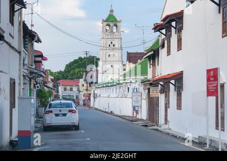 Melaka, Malaysia. 17. August 2017. Der historische verwitterte Turm an der Kampung Kling Moschee, erbaut 1748 in der Stadt Malacca Malaysia auf einem blauen sk Stockfoto