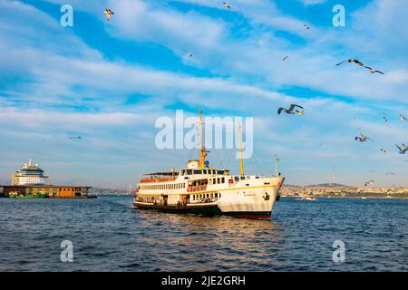 Istanbuls berühmte Fähre bei Sonnenuntergang. Reise in die Türkei Hintergrundbild. Istanbul Türkei - 5.7.2022 Stockfoto