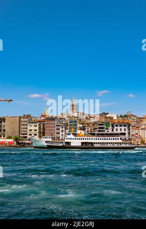 Blick auf Istanbul. Fähre und Galata Tower tagsüber. Istanbul Türkei - 5.7.2022 Stockfoto