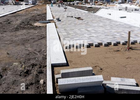Bau von Fußgängerwegen auf dem Stadtplatz. Stadtpark Stockfoto