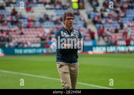 Sylvain Houles Toulouse Cheftrainer während des Betfred Super League-Spiels zwischen Wigan und Toulouse im DW Stadium, Wigan, am 24. Juni 2022. Foto von Simon Hall. Nur zur redaktionellen Verwendung, Lizenz für kommerzielle Nutzung erforderlich. Keine Verwendung bei Wetten, Spielen oder Veröffentlichungen einzelner Clubs/Vereine/Spieler. Kredit: UK Sports Pics Ltd/Alamy Live Nachrichten Stockfoto