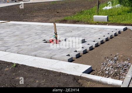 Bau von Fußgängerwegen auf dem Stadtplatz. Stadtpark Stockfoto