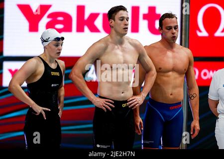 BUDAPEST, UNGARN – 24. JUNI: Tessa Giele aus den Niederlanden, Stan Pijnenburg aus den Niederlanden und Jesse Pust aus den Niederlanden treten beim Mixed 4x100 m Freestyle Relay Finale während der FINA World Aquatics Championships Schwimmen in der Duna Arena am 24. Juni 2022 in Budapest, Ungarn an (Foto: Nikola Krstic/Orange Picles) Kredit: Orange Pics BV/Alamy Live News Stockfoto