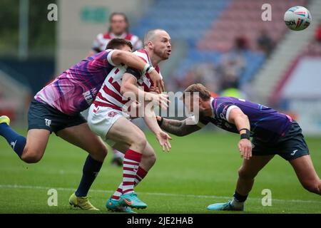 Wigans Liam Farrell wirft einen Pass während des Betfred Super League-Spiels zwischen Wigan und Toulouse im DW Stadium, Wigan am 24. Juni 2022. Foto von Simon Hall. Nur zur redaktionellen Verwendung, Lizenz für kommerzielle Nutzung erforderlich. Keine Verwendung bei Wetten, Spielen oder Veröffentlichungen einzelner Clubs/Vereine/Spieler. Kredit: UK Sports Pics Ltd/Alamy Live Nachrichten Stockfoto