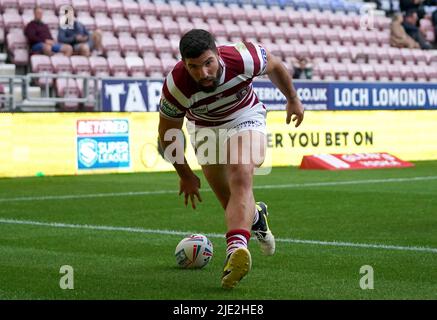 Wigan WarriorsÕ Abbas Miski punktet seine Seiten beim Betfred Super League-Spiel im DW Stadium, Wigan, mit dem dritten Versuch. Bilddatum: Freitag, 24. Juni 2022. Stockfoto